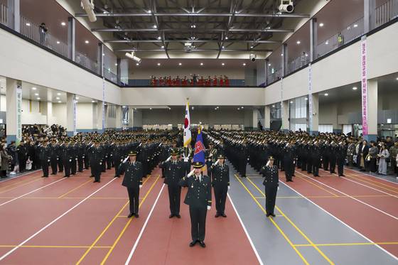 지난해 11월 27일 전북 익산 육군부사관학교에서 열린 2025-4기 현역과정 육군 부사관 임관식에서 신임 부사관들이 경례하고 있다. 육군 제공/연합뉴스