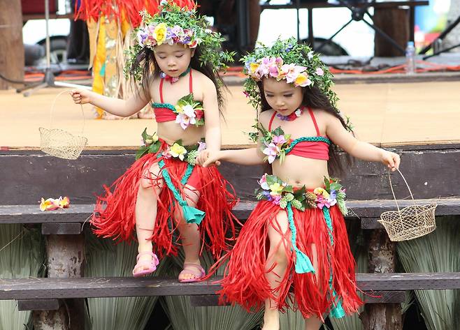 10년전 티니안 작은고추 축제때 무대에 올랐던 이 어린 소녀들의 얼굴을 보는 순간, 한국인 여행자들은 갑자기 가슴이 뜨거워지는 것을 느꼈다. 우리의 후손임이 확실하다는 심증 때문이다.
