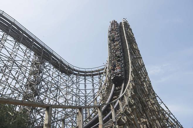 삼성물산 리조트부문 에버랜드가 오는 14일부터 최고 인기 어트랙션인 ‘티익스프레스’ 운행을 재개한다. [삼성물산 제공]