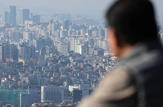 서울 남산에서 바라본 아파트 단지의 모습. [연합]