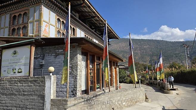 깃발이 걸린 건물 모습