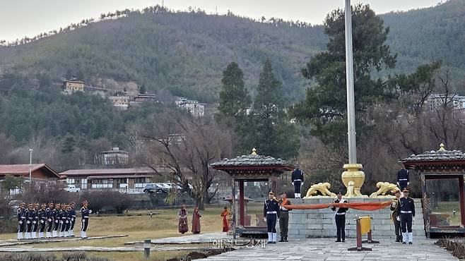 타시초종의 국기 하강식