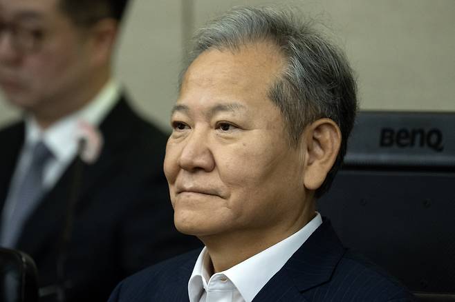 이상민 전 행정안전부 장관이 지난해 10월 서울 서초구 서울중앙지법에서 열린 내란 중요임무 종사 등 혐의 첫 공판기일에 출석해 피고인석에 앉아 있는 모습. [연합]