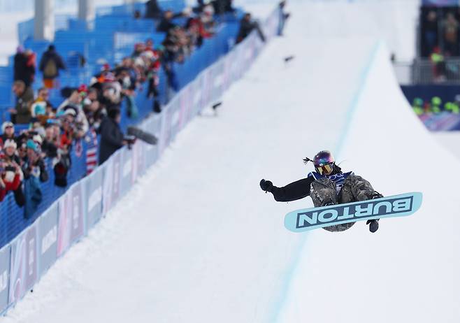 11일(현지 시각) 이탈리아 리비뇨 스노파크에서 열린 2026 밀라노-코르티나담페초 동계올림픽 스노보드 여자 하프파이프 예선에 출전한 최가온이 경기를 펼치고 있다. [연합]