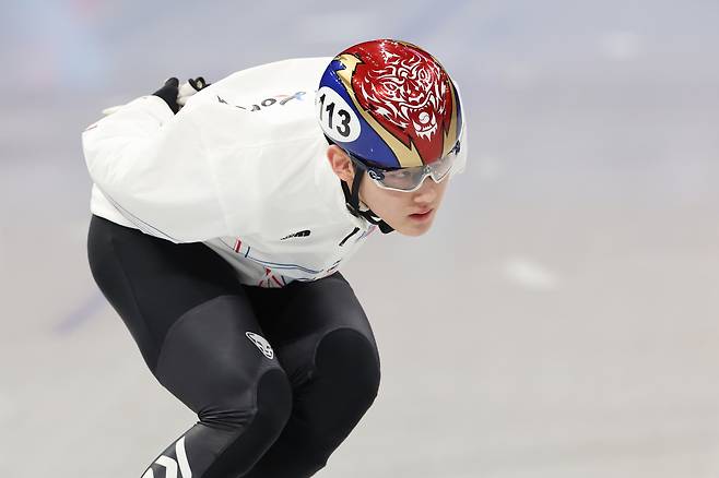 11일(현지 시각) 이탈리아 밀라노 아이스스케이팅 아레나에서 쇼트트랙 임종언이 훈련하고 있다. [연합]