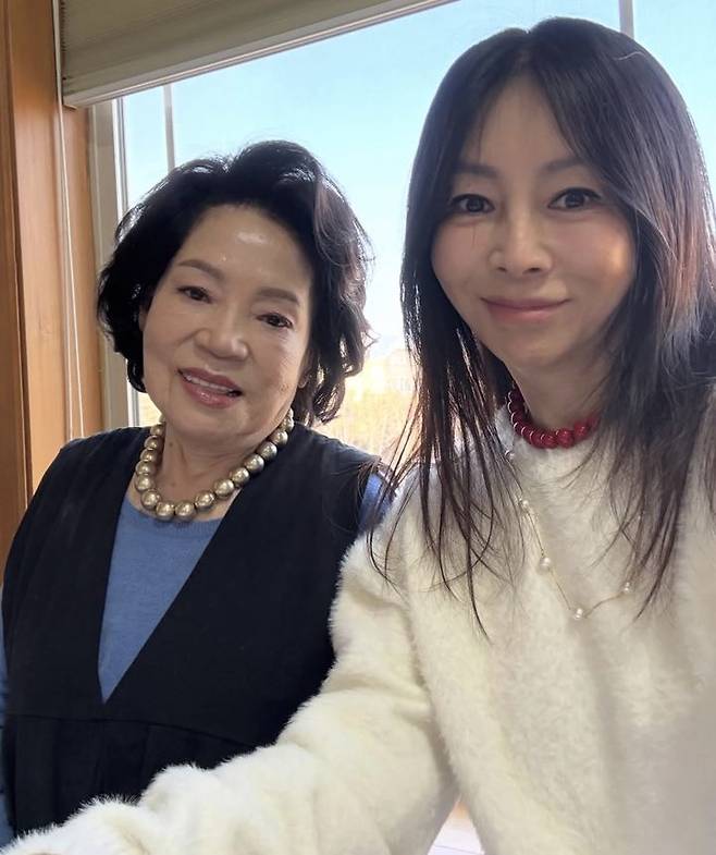 [서울=뉴시스] 배우 황신혜와 어머니. (사진=황신혜 인스타그램 캡처) 2026.02.11. photo@newsis.com *재판매 및 DB 금지
