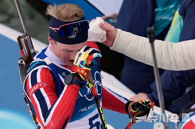 [안테르셀바=AP/뉴시스] 10일(한국 시간) 이탈리아 안톨츠-안테르셀바 바이애슬론 아레나에서 열린 2026 밀라노·코르티나담페초 동계올림픽 바이애슬론 남자 20㎞에서 노르웨이의 요한올라브 보튼이 금메달을 확정한 뒤 눈물을 흘리고 있다. 2026.02.10.