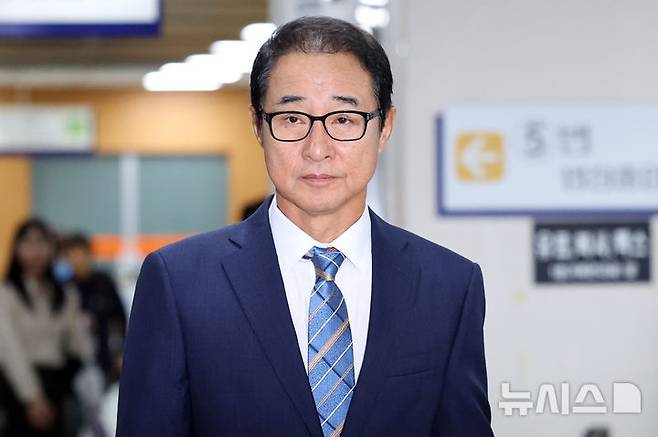 [서울=뉴시스] 이성만 전 의원이 지난해 9월 19일 오후 서울 서초구 서울고등법원에서 열린 '민주당 돈봉투 수수 혐의' 항소심 선고기일에 출석하고 있다. (사진=뉴시스DB). photo@newsis.com