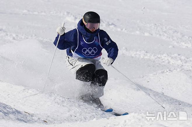 [리비뇨=AP/뉴시스] 윤신이가 11일(한국 시간) 이탈리아 리비뇨 에어리얼 모굴 파크에서 열린 2026 밀라노·코르티나담페초 동계올림픽 프리스타일 스키 여자 모굴 2차 예선 경기를 펼치고 있다. 2026.02.11.