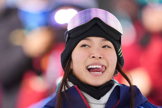 [리비뇨=AP/뉴시스] 클로이 김(미국)이 11일(현지시간) 이탈리아 리비뇨 스노파크에서 열린 2026 밀라노·코르티나 담페초 동계올림픽 스노보드 여자 하프파이프 예선전에서 자신의 기록을 확인하고 있다. 클로이 김은 90.25점을 기록해 전체 1위로 결선에 진출했다. 2026.02.12.