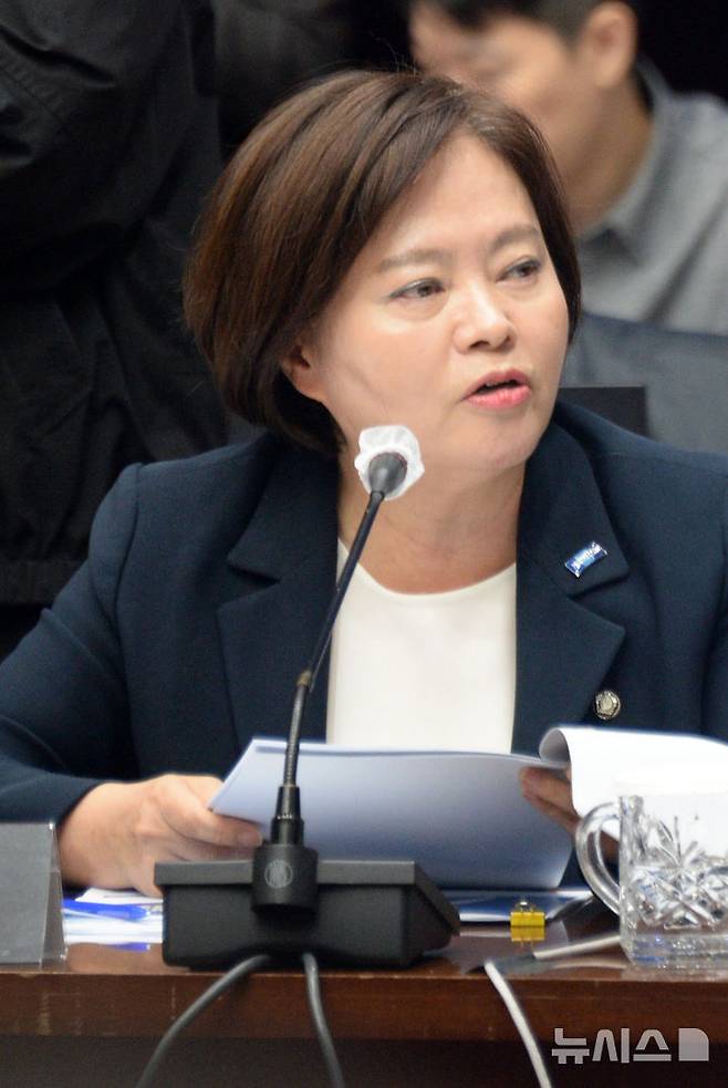 [전주=뉴시스] 김얼 기자 = 조국혁신당 정춘생 국회의원이 28일 전북 전주시 전북특별자치도청 대회의실에서 열린 '2025년도 행정안전위원회 국정감사'에 참석해 발언하고 있다. 2025.10.28. pmkeul@newsis.com