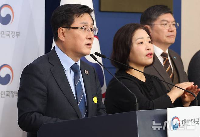 [서울=뉴시스] 추상철 기자 = 김성환 기후에너지환경부 장관이 12일 오전 서울 종로구 정부서울청사에서 '공공소각시설 확충사업 신속 적용' 관련 브리핑을 하고 있다. 2026.02.12. scchoo@newsis.com