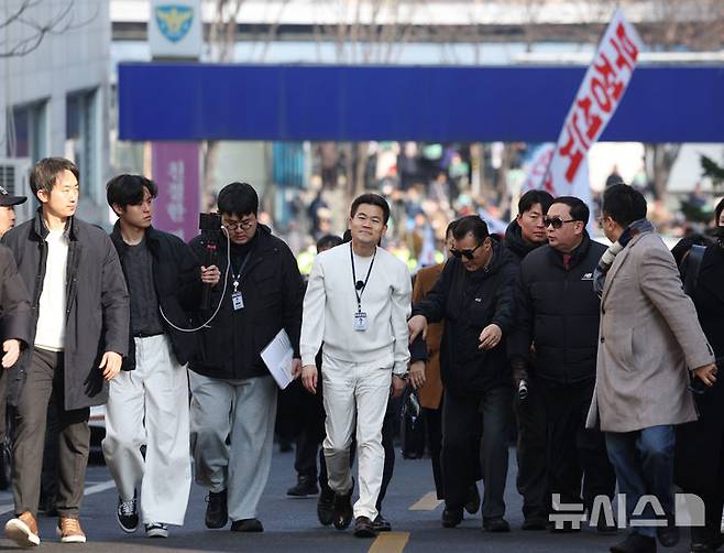 [서울=뉴시스] 김진아 기자 = 이재명 대통령과 김현지 청와대제1부속실장에 대한 허위 사실을 유포한 혐의로 고발된 한국사 강사 출신 보수 유튜버 전한길 씨가 12일 서울 동작경찰서에 피의자 신분으로 출석하고 있다. 2026.02.12. bluesoda@newsis.com