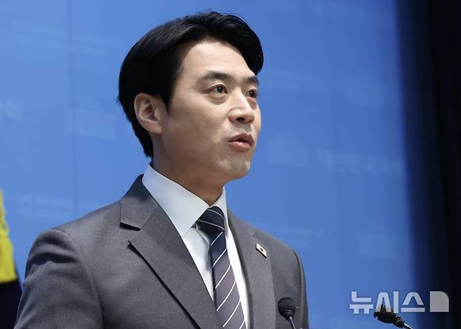 [서울=뉴시스] 조성봉 기자 = 한준호 더불어민주당 의원이 12일 오전 서울 여의도 국회 소통관에서 경기도지사 출마선언을 하고 있다. 2026.02.12. suncho21@newsis.com