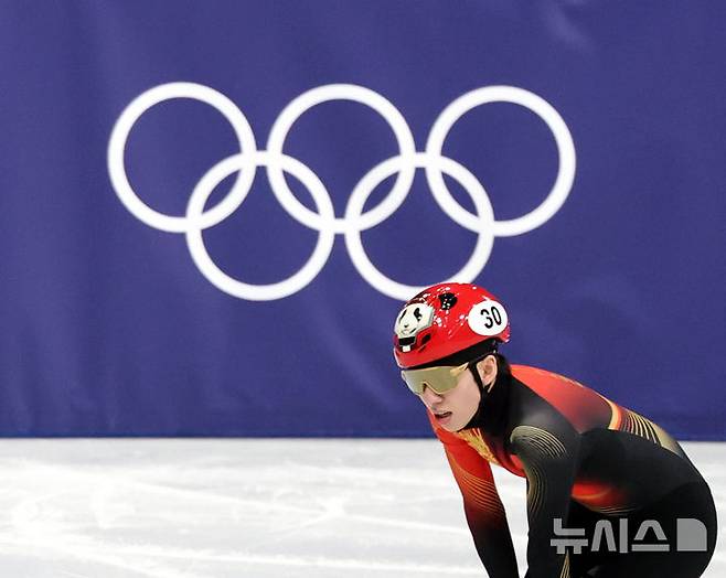 [밀라노=뉴시스] 박주성 기자 = 중국 쇼트트랙 국가대표 린샤오쥔(한국명 임효준)이 10일(현지 시간) 이탈리아 밀라노 아이스스케이팅 아레나에서 열린 2026 밀라노·코르티나 담페초 동계올림픽 쇼트트랙 1000m 경기를 마치고 있다. 2026.02.10. park7691@newsis.com