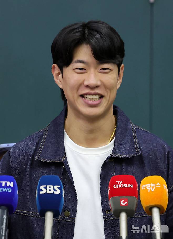 [인천공항=뉴시스] 홍효식 기자 = 미국 메이저리그 샌디에이고 파드리스와 계약을 마친 송성문이 23일 인천국제공항 제1터미널을 통해 귀국해 취재진 질문에 답하며 웃음 짓고 있다. 2025.12.23. yesphoto@newsis.com