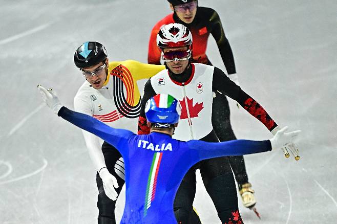 등 돌리며 결승선 통과하는 피에트로 시겔. 연합뉴스