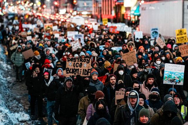 1월30일(현지시각) 미국 뉴욕에서 사람들이 미국 정부의 이민 정책에 항의하는 시위를 벌이고 있다. 로이터연합뉴스