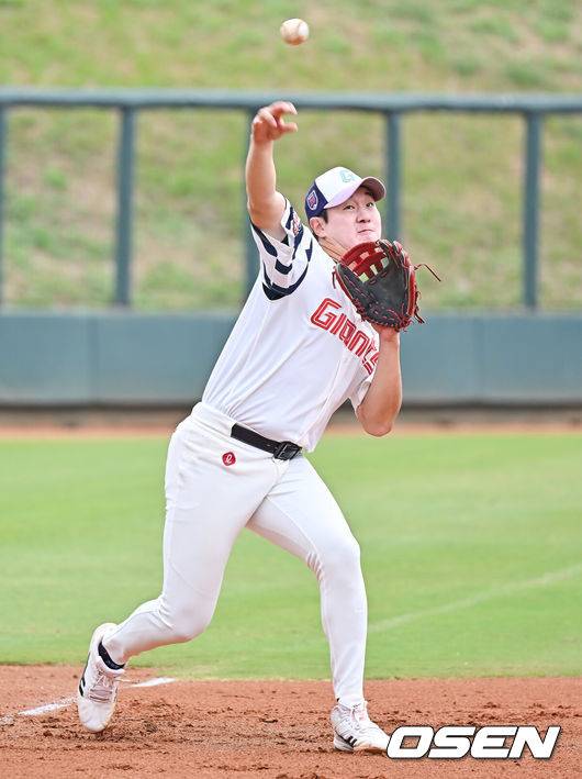 [OSEN=타이난(대만) , 이석우 기자] 프로야구 롯데 자이언츠가 1일(한국시간) 대만 타이난 아시아-태평양 국제야구센터에 스프링캠프를 차리고 구슬땀을 흘렸다.김태형 감독 등&nbsp;코치진과 투수&nbsp;20명,&nbsp;포수&nbsp;5명,&nbsp;내야수&nbsp;9명,&nbsp;외야수&nbsp;7명 등 총&nbsp;41명의 선수단이 1월 20일까지 1차 캠프에서 체력 강화와 기술 훈련을 치른 뒤 21일부터 3월 5일까지 일본 미야자키로 옮겨 2차 캠프에서 구춘리그에 참가해 실전 감각을 점검한다.롯데 나승엽이 3루 수비훈련을 하고 있다. 2026.02.01 / foto0307@osen.co.kr