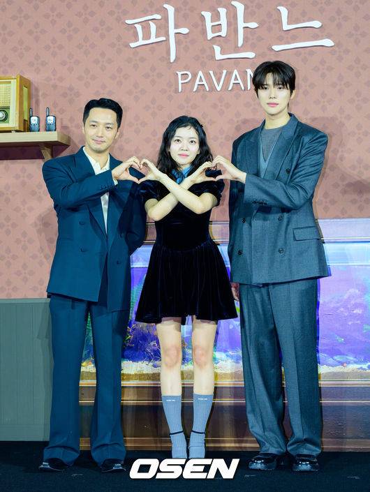 [OSEN=지형준 기자] 12일 오전 서울 강남구 삼성동 메가박스 코엑스에서 넷플릭스 영화 '파반느' 제작보고회가 열렸다.세 청춘의 삶과 사랑을 그린 달콤하고도 씁쓸한 스토리, 고아성, 변요한, 문상민의 매력적인 케미스트리, 이종필 감독만의 독창적이고 섬세한 시선으로 담아낸 청춘 멜로로 모두의 마음을 적실 영화 '파반느'는 20일&nbsp;공개된다.배우 변요한, 고아성, 문상민이 포토타임을 하고  있다. 2026.02.12 /jpnews@osen.co.kr