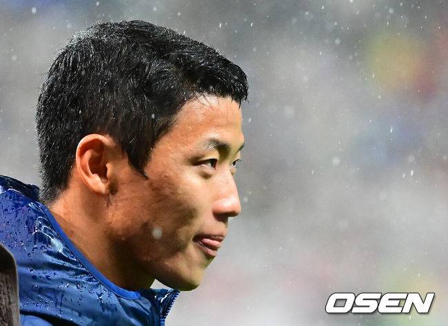 [OSEN=서울월드컵경기장, 지형준 기자] 세계의 벽은 높았다. 결과는 0-5 대패였다.홍명보&nbsp;감독이 이끄는 대한민국 남자 축구 국가대표팀은 10일 서울월드컵경기장에서 '세계 최강' 브라질을&nbsp;상대로 A매치&nbsp;평가전을 치러&nbsp;이스테방(첼시)과 호드리구(레알 마드리드)에게 나란히 2골을 허용하면서 0-5로 대패했다.경기를 마치고 한국 황희찬이 팬들에게 인사를 하고 있다. 2025.10.10 /jpnews@osen.co.kr