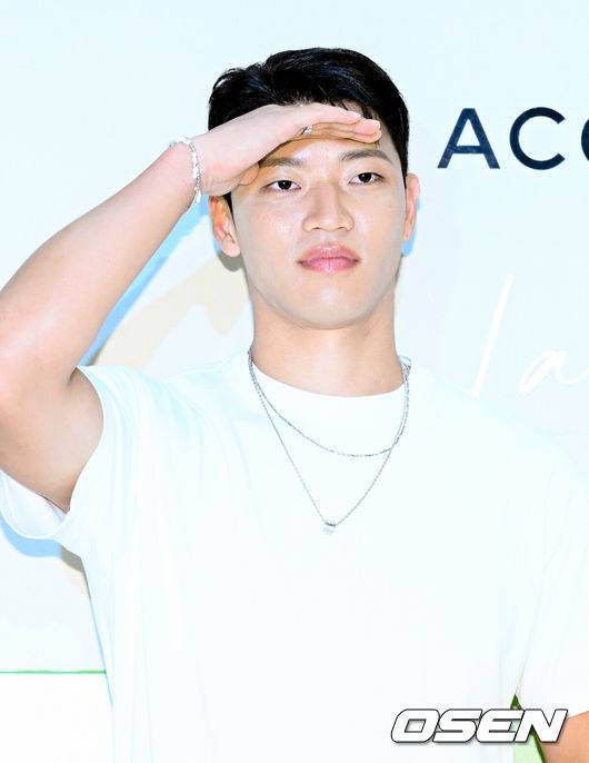 [OSEN=조은정 기자]8일 오전 서울 송파구 롯데 에비뉴엘 잠실점에서 한 이탈리아 니치 향수 브랜드 팝업 오픈 기념 포토월 행사가 열렸다.이날 행사에는&nbsp;TXT(투모로우바이투게더) 수빈, 황희찬, 유승호, 공명, 손나은, 이즈나 세비&사랑이 참석했다.축구선수 황희찬이 포즈를 취하고 있다. 2025.07.08 /cej@osen.co.kr