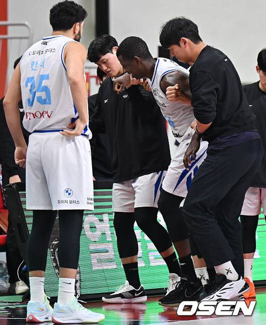 [OSEN=울산, 이석우 기자] 12일 울산 동천체육관에서 2025-2026 LG전자 프로농구 울산 현대모비스와 서울 삼성의 경기가 열렸다.  감독의 이행 의무를 위반한 서울 삼성 김효범 감독이 제재금 300만 원의 징계를 받은 가운데, 12일 재정위원회에서도 별도 소명 없이 울산동천체육관에서 울산 현대모비스전을 준비한 것으로 전해졌다.서울 삼성 앤드류 니콜슨이 부상을 당해 부축을 받으며 교체되고 있다. 2026.02.12 / foto0307@osen.co.kr