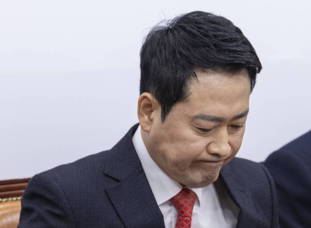 ▲국민의힘 장동혁 대표가 12일 국회에서 열린 최고위원회의에서 이재명 대통령, 더불어민주당 정청래 대표와의 오찬에 불참해 달라는 최고위원들의 요청을 받아들여 재고하겠다는 의사를 밝힌 뒤 굳은 표정을 짓고 있다. ⓒ연합뉴스