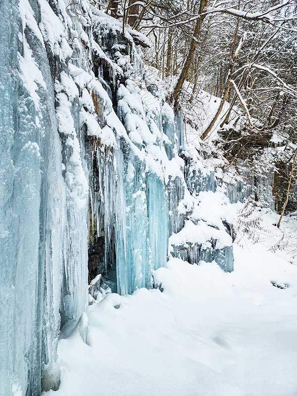 폭포수 트레일에서 만난 얼어붙은 가노가폭포.