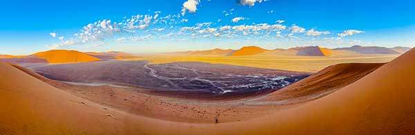 끝이 보이지 않는 붉은 사구가 수평선까지 이어지는 듄45.