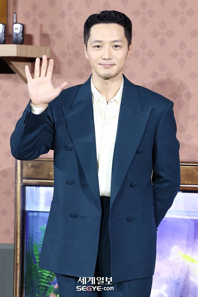 배우 변요한이 12일 서울 강남구 메가박스 코엑스에서 열린 넷플릭스 영화 '파반느' 제작보고회에 참석해 포즈를 취하고 있다. 한윤종 기자