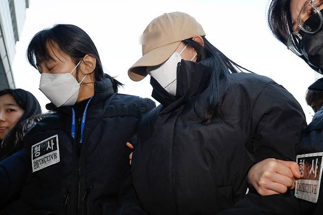 약물이 든 음료를 건네 남성 2명을 잇달아 숨지게 한 혐의로 12일 구속된 20대 여성 A씨가 서울북부지법에서 열린 영장실질심사에 출석하고 있다. 뉴스1