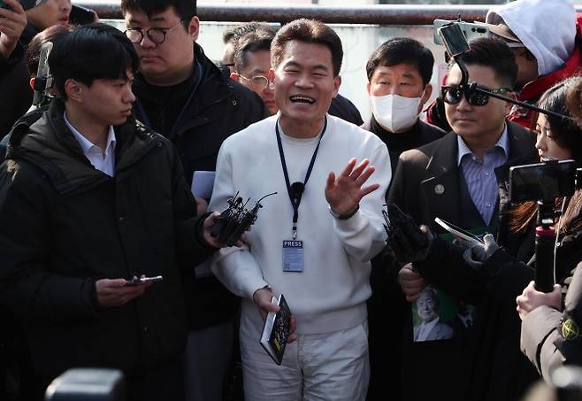 경찰 출석 전 기자회견 하는 전한길 - 이재명 대통령과 김현지 청와대 제1부속실장에 대한 허위 사실을 유포한 혐의로 고발된 한국사 강사 출신 보수 유튜버 전한길 씨가 12일 동작경찰서에 피의자 신분으로 출석하기 앞서 서울 노량진역 광장에서 기자회견을 하고 있다. 2026.02.12. 뉴시스