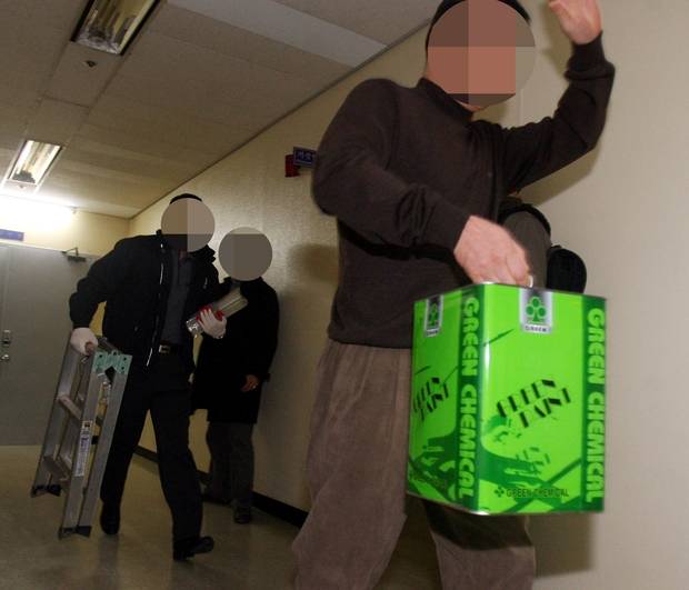 2008년 2월 12일 새벽 서울지방경찰청에서 경찰 관계자들이 숭례문 방화 용의자가 범행에 사용한 것으로 추정되는 증거품, 시너통과 사다리를 옮기고 있다. 연합뉴스
