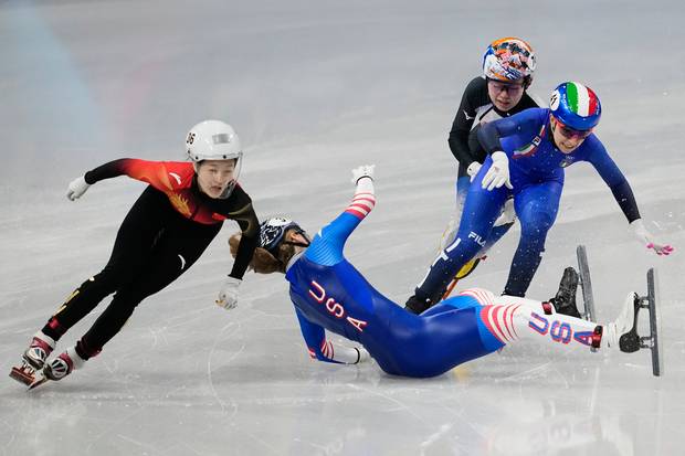 미국의 코린 스토더드(왼쪽 두 번째)가 10일(한국 시간) 이탈리아 밀라노 아이스스케이팅 아레나에서 열린 밀라노·코르티나담페초 동계올림픽 쇼트트랙 여자 500m 예선 레이스 중 미끄러져 넘어지고 있다. AP연합뉴스