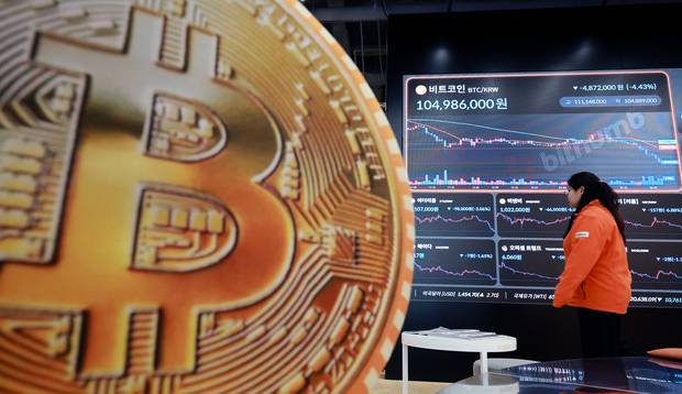 비트코인이 12거래일 동안 29억 달러 이상의 거대 자금이 빠져나가며 2026년 최저치로 추락한 5일 서울 서초구 빗썸라운지 강남본점 현황판에 비트코인 등 암호화폐 거래 가격이 표시되고 있다. 뉴스1
