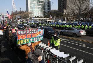 2023년 1월 28일&nbsp; 서울 서초동 서울중앙지검 청사 밖에서 이재명 대통령(당시 더불어민주당 대표)의 처벌을 주장하는 사람들이 모여 집회를 하고 있다. 동아DB