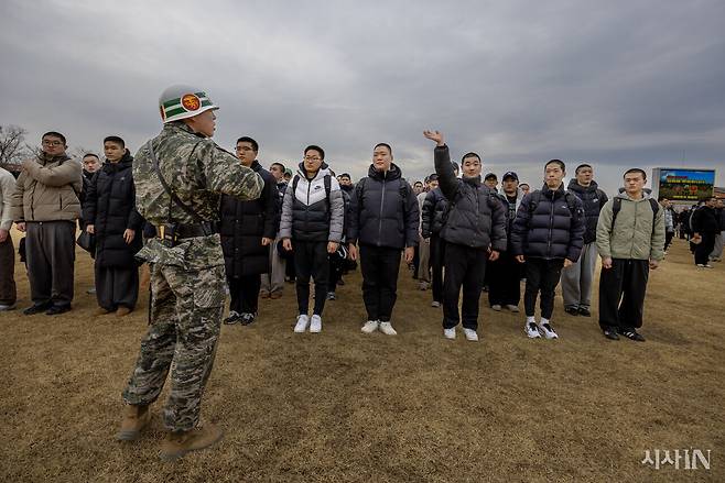 1월26일 오후 경북 포항 해병대 교육훈련단에서 열린 해병 1326기 입영식에서 한 신입 장병이 부모를 향해 손을 흔들고 있다. 이날 입대한 군인들은 약 6주간 교육 훈련을 마친 뒤 오는 3월5일 가슴에 붉은 명찰을 달고 ‘국가전략기동부대’의 일원으로 임무를 수행하게 된다. ⓒ시사IN 조남진