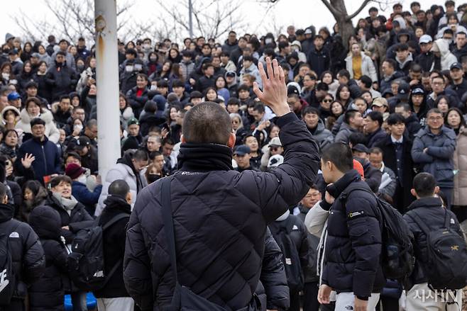 1월26일 오후 경북 포항 해병대 교육훈련단에서 열린 해병 1326기 입영식에서 한 신입 장병이 가족을 향해 손을 흔들고 있다. ⓒ시사IN 조남진