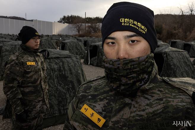 1월26일 오후 극기주에 돌입한 해병 1325기 훈련병들이 야전 숙영 텐트 앞에 섰다. 이들의 가슴에는 아직 노란색 명찰이 붙어 있다. ⓒ시사IN 조남진