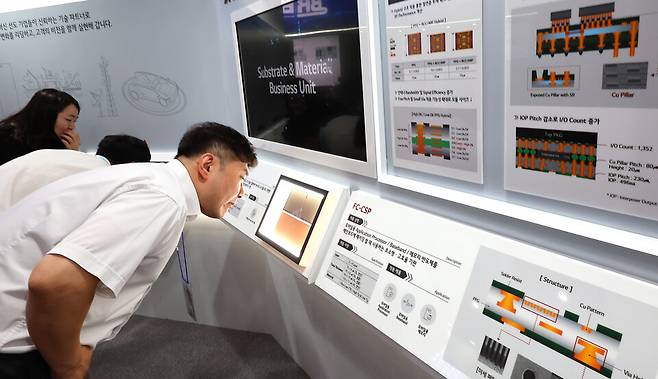 지난해 2025 국제 첨단 반도체 기판 및 패키징 산업전을 찾은 관람객들이 LG이노텍 부스에서 차세대 기판 기술 및 제품을 살펴보고 있다. ⓒ연합뉴스
