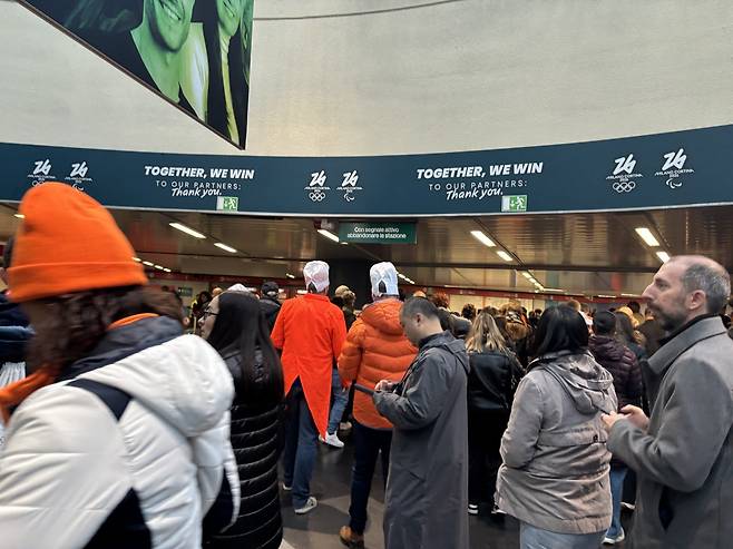 9일(한국시간) 밀라노 스피드스케이팅 스타디움과 가까운 밀라노 지하철 로피에라밀라노역의 풍경. 두꺼운 점퍼를 착용한 이들을 보기 어렵다. 밀라노ㅣ강산 기자