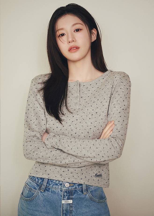 배우 고윤정의 의류 화보. 사진 마리떼 프랑소와 저버