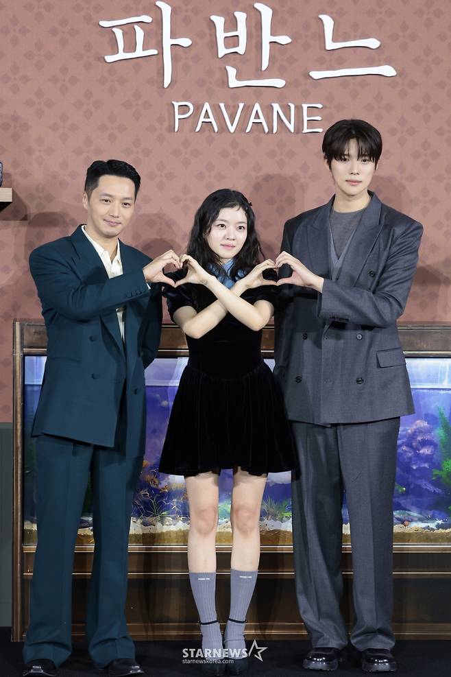 (서울=뉴스1) 권현진 기자 = 배우 변요한(왼쪽부터)과 고아성, 문상민이 12일 오전 서울 강남구 코엑스 메가박스에서 열린 넷플릭스 영화 '파반느' 제작보고회에 참석해 포즈를 취하고 있다.  '파반느'는 마음의 문을 닫고 살아가던 세 사람이 서로에게 빛이 되어주며 삶과 사랑을 마주하게 되는 영화이다. 2026.2.12/뉴스1  Copyright (C) 뉴스1. All rights reserved. 무단 전재 및 재배포,  AI학습 이용 금지. /사진=(서울=뉴스1) 권현진 기자