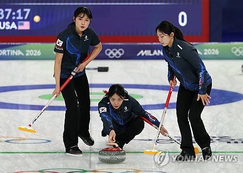 2026 밀라노·코르티나담페초 동계올림픽에 나선 대한민국 컬링 여자 대표팀이 첫 경기에서 미국에 아쉬운 역전패를 당했다. 스킵 김은지, 서드 김민지, 세컨드 김수지, 리드 설예은, 핍스 설예지로 구성된 여자 컬링 대표팀 경기도청은 12일(한국시간) 이탈리아 코르티나담페초의 코르티나 컬링 올림픽 스타디움에서 열린 미국과의 라운드로빈 1차전서 4-8로 패했다. 연합뉴스