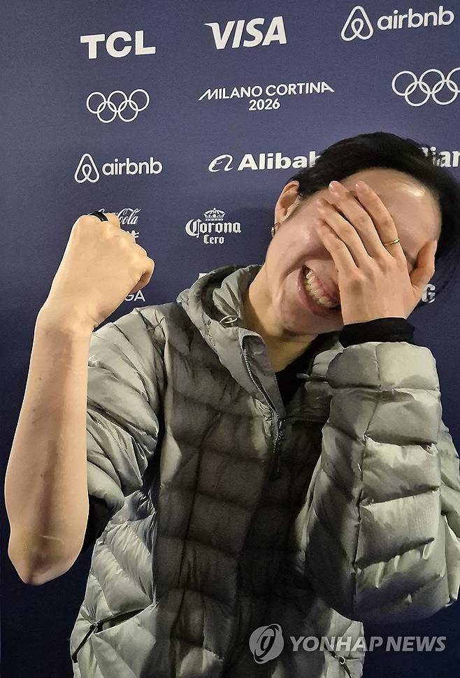 김길리 '저 괜찮습니다' (밀라노=연합뉴스) 김경윤 기자 = 11일(현지시간) 이탈리아 밀라노 아이스스케이팅 아레나에서 쇼트트랙 김길리가 훈련을 마친 뒤 믹스존에서 취재진과 인터뷰를 하며 팔꿈치 부상을 보여주고 있다.
    김길리는 전날 쇼트트랙 혼성계주 준결승에서 앞서 달리던 미국의 커린 스토더드가 넘어지며 충돌했다. 2026.2.11 cycle@yna.co.kr