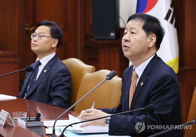 구윤철 부총리, 민생물가 특별관리 관계장관 TF 주재 (서울=연합뉴스) 이정훈 기자 = 구윤철 부총리 겸 재정경제부 장관이 11일 서울 종로구 정부서울청사에서 열린 민생물가 특별관리 관계장관 TF를 주재하고 있다. 2026.2.11 uwg806@yna.co.kr