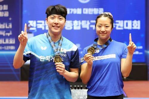 탁구 종합선수권 혼합복식 우승을 합작한 임종훈(왼쪽)과 신유빈  [대한탁구협회 제공. 재판매 및 DB 금지]