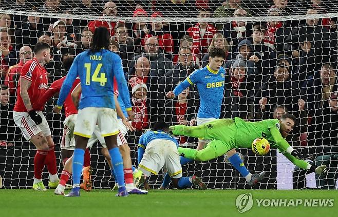 몸 날리는 조제 사 [로이터 통신=연합뉴스]