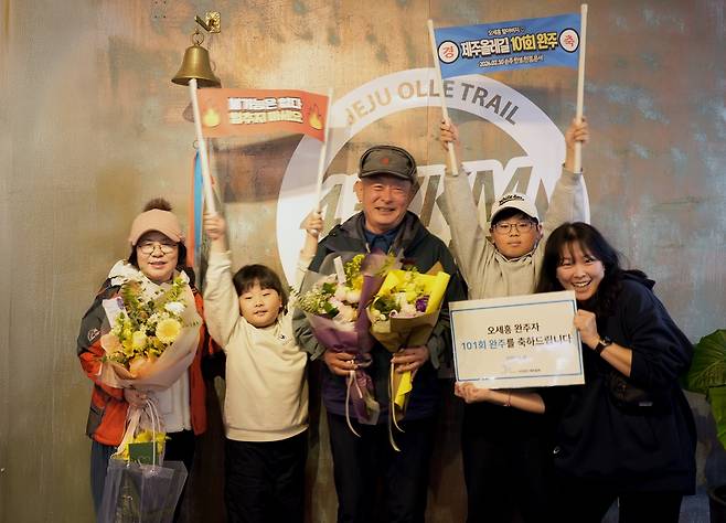 제주올레 101회 완주자 오세흥(가운데)씨 [사단법인 제주올레 제공. 재판매 및 DB 금지]